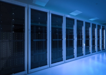 如何通过控制气流最大化数据中心冷却效率？